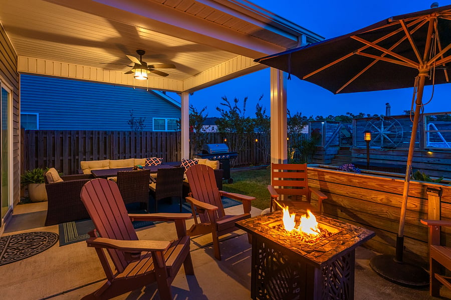 Outdoor dining with covered patio