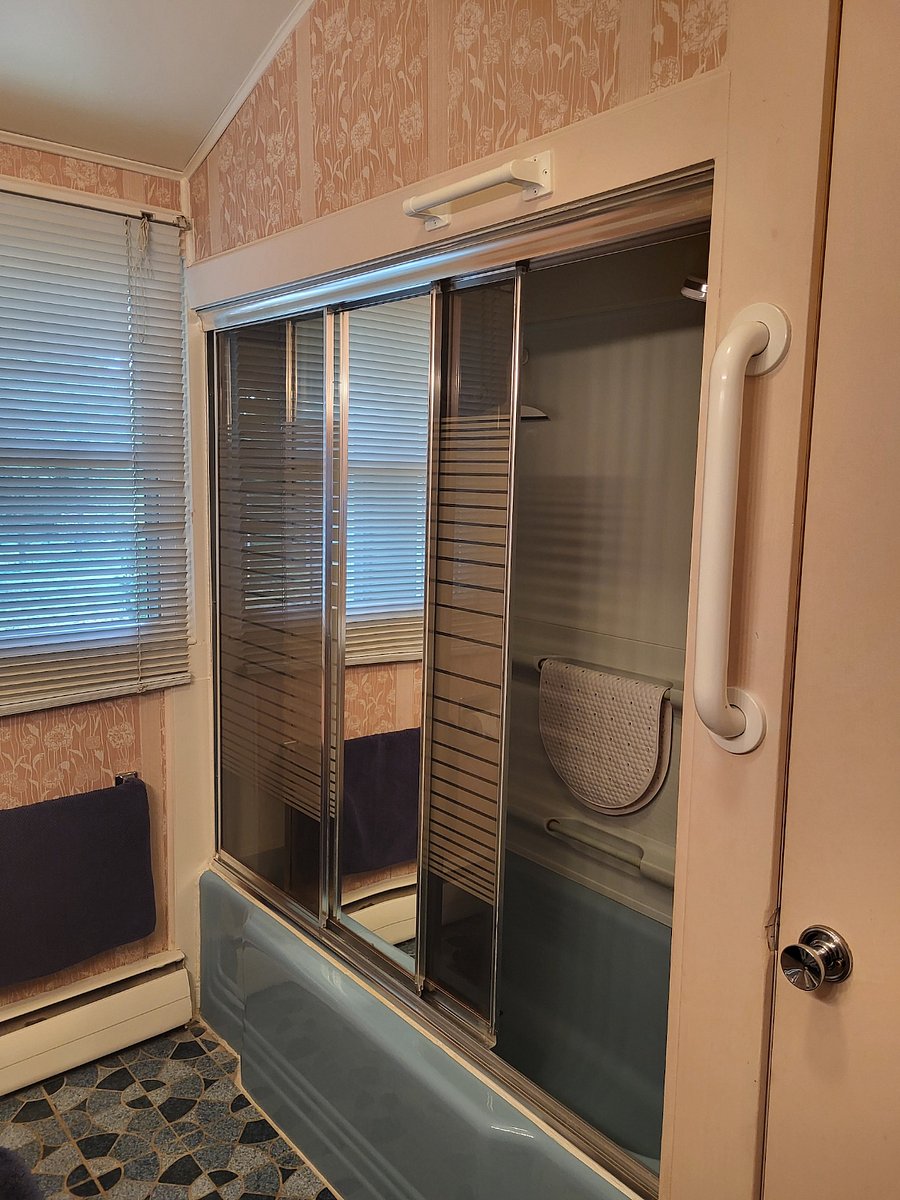 MAIN BATHROOM: SHOWER AND TUB
