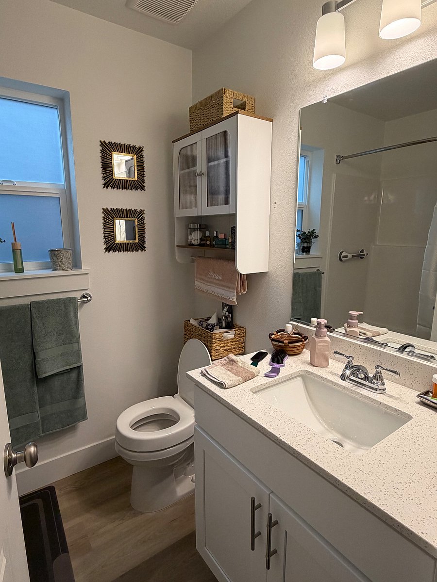 Shared full bathroom third floor