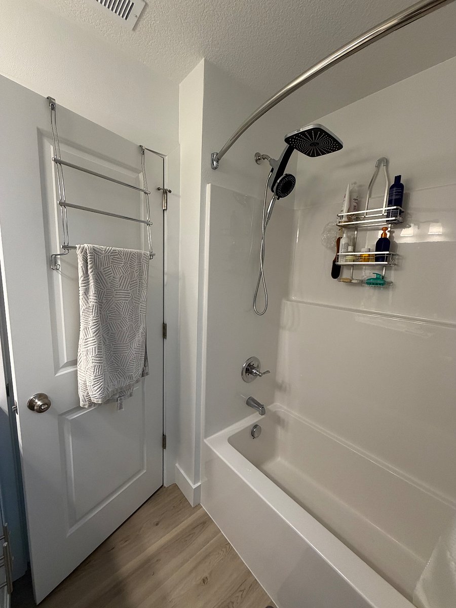 Shared full bathroom third floor