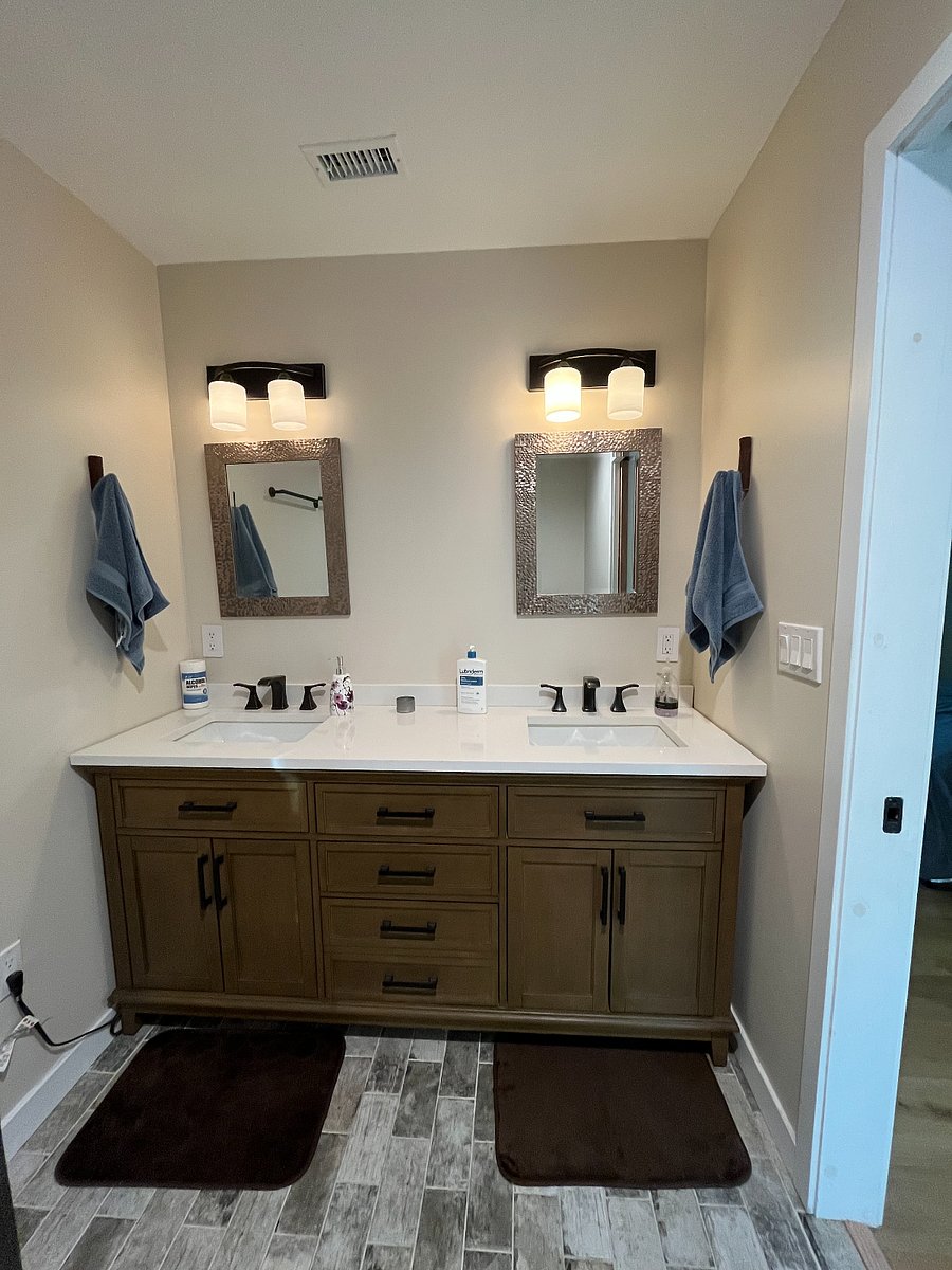 Upstairs bathroom picture 2