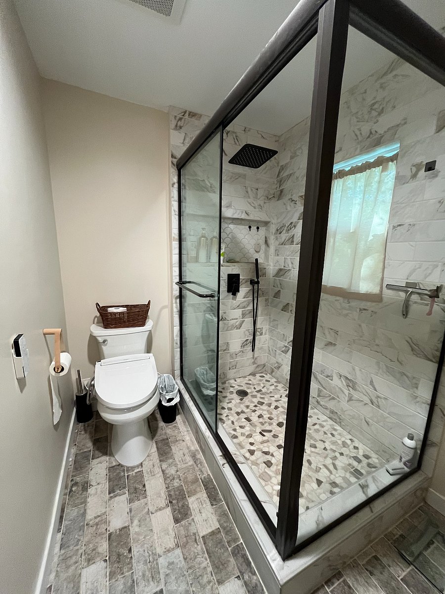 Upstairs bathroom picture 3