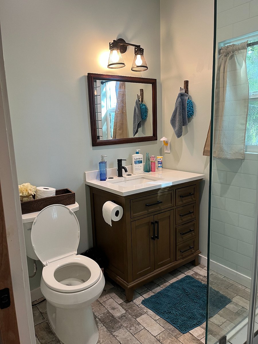 down stairs bathroom picture 2