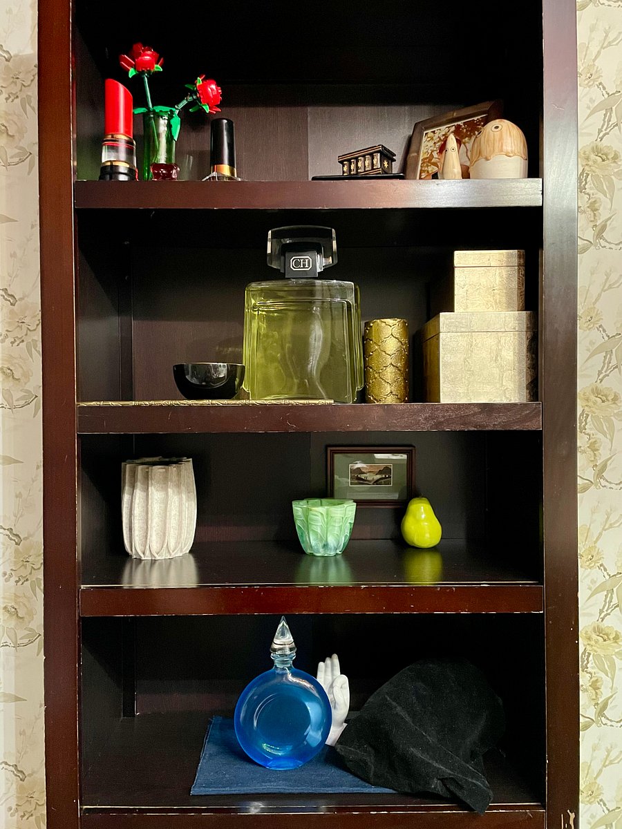 Bathroom bookcase floor-to-ceiling shelving situated between the soaking tub and shower stall. Two sets of 100% cotton towels provided per guest. (Set includes a bath towel, hand towel and washcloth.) Bathmat also provided.