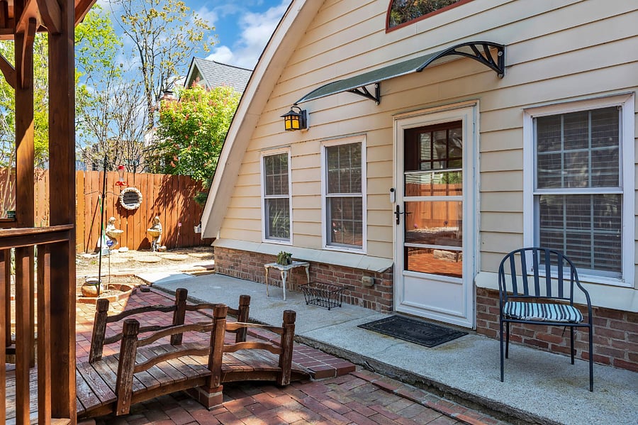 Private guest house faces back to back with main home for privaccy and enjoyment!