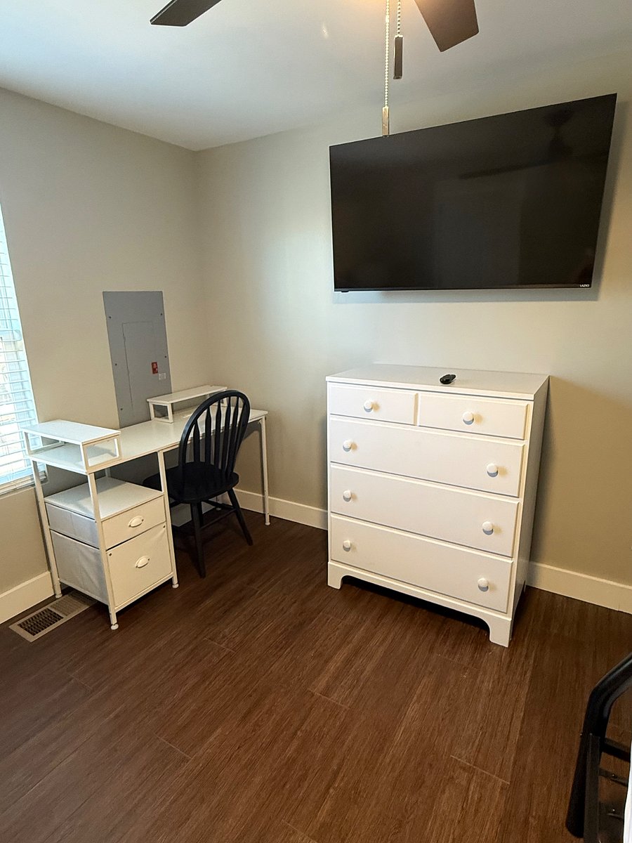 2nd bedroom desk area