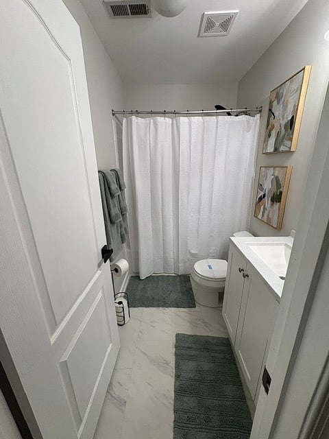 Shared bathroom on 2nd Floor