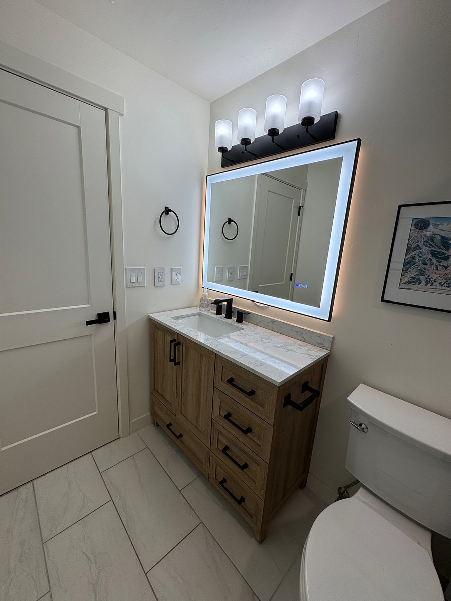 Upstairs hall bath, shared between two rooms