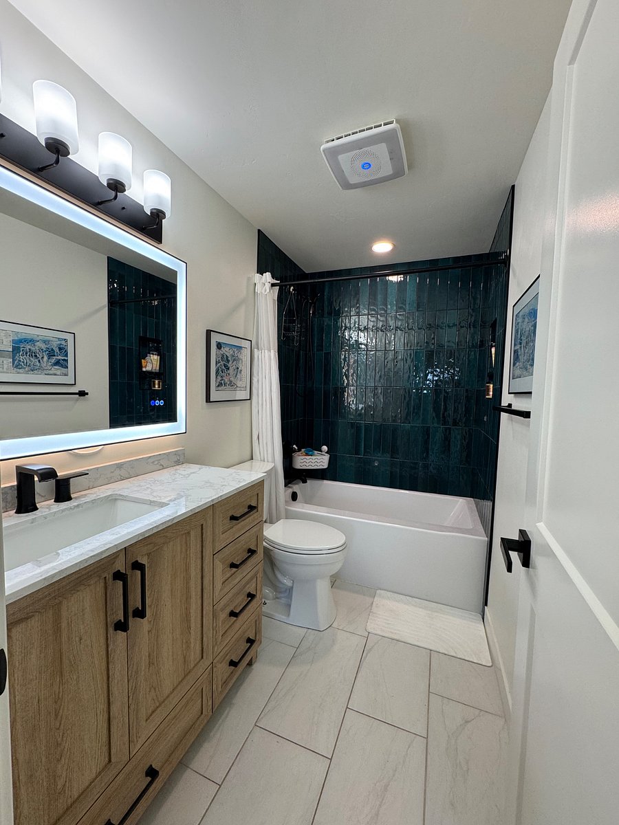 Upstairs hall bath, shared between two rooms