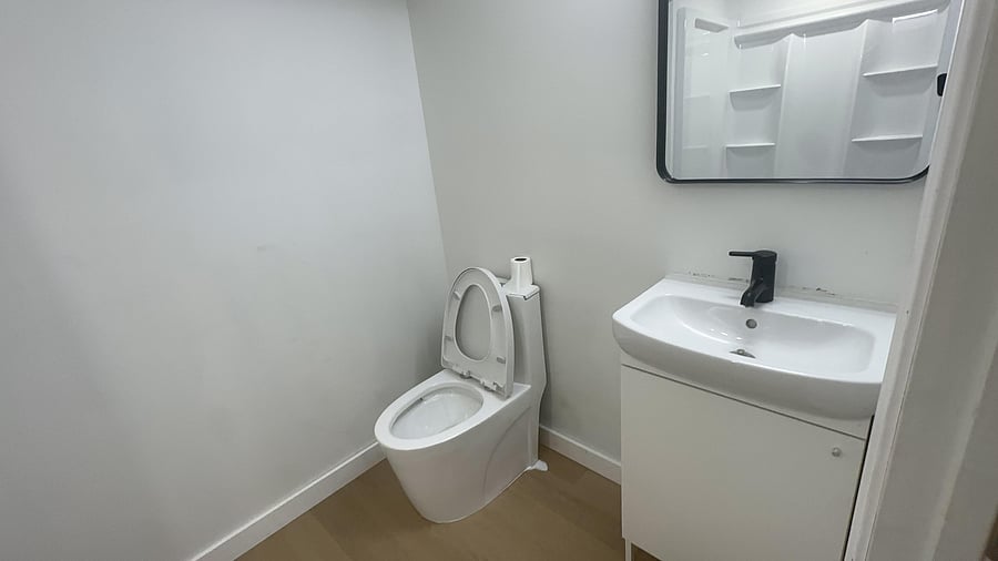 Full Bathroom 1