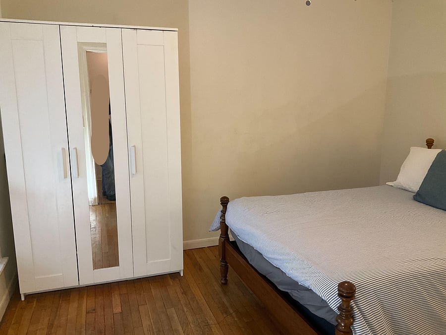 Roomy wardrobe with shelves & full-lengthmirror