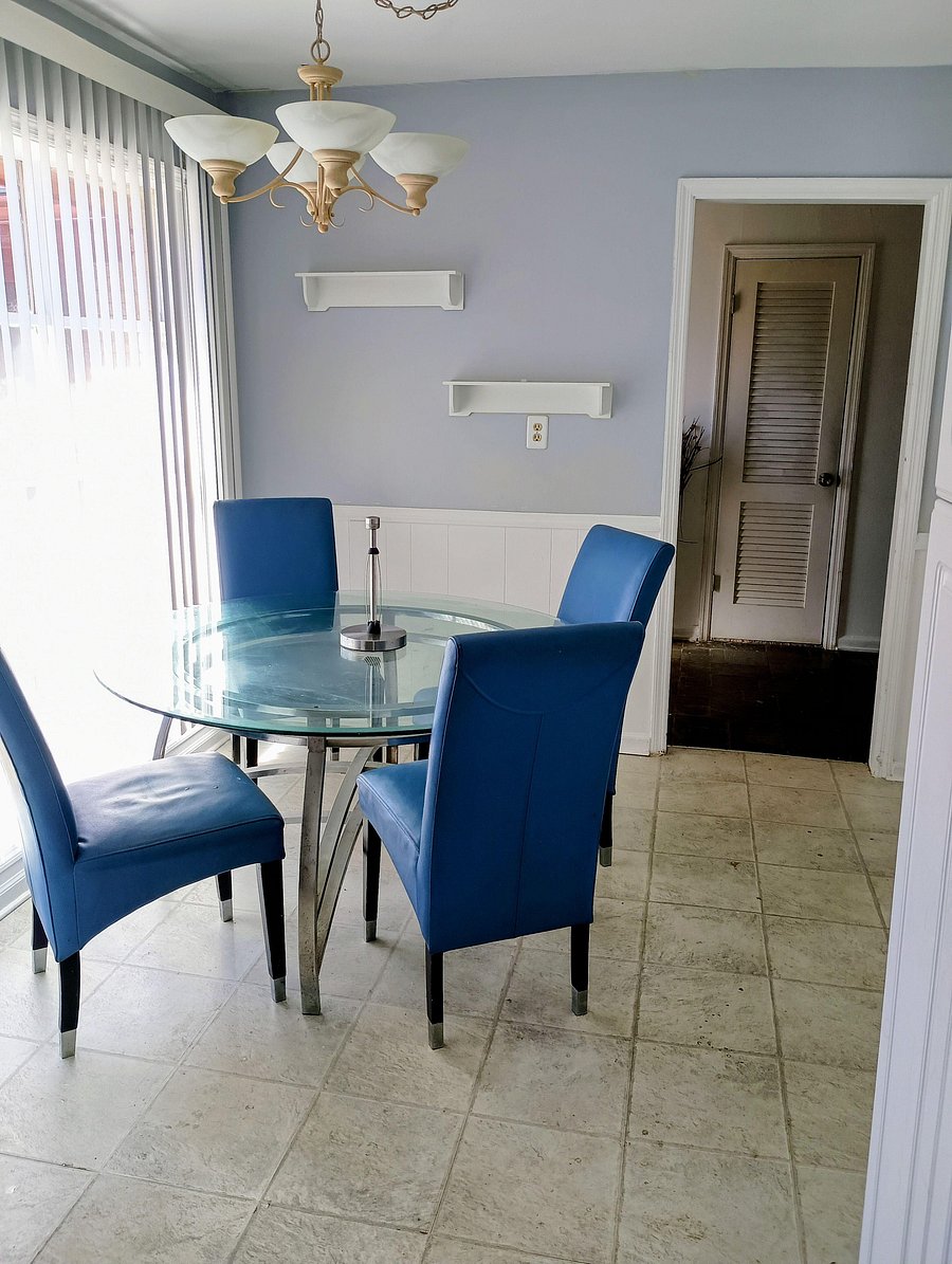 Convenient eat- in kitchen