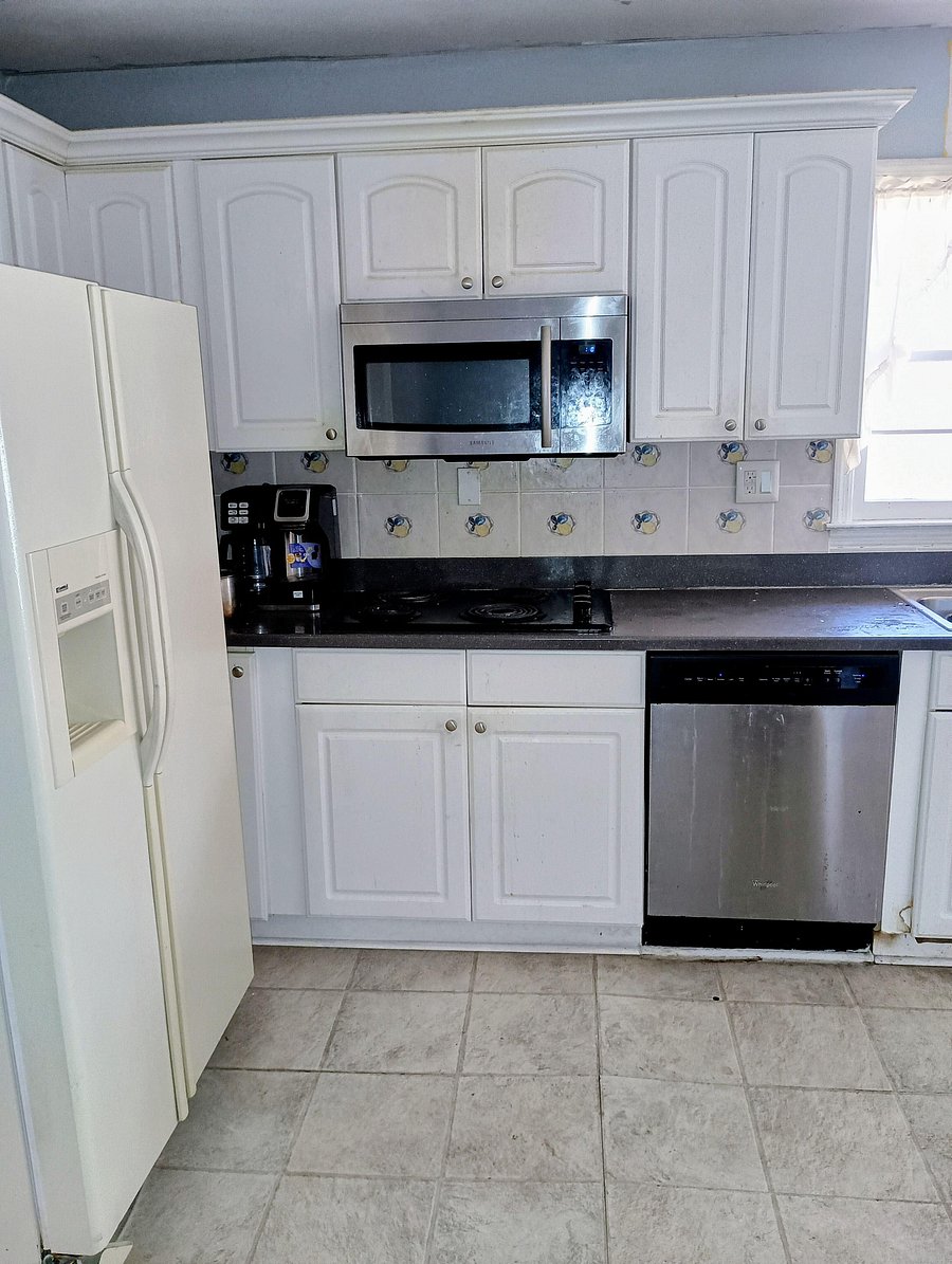 Side by side fridge/freezer, built in microwave, stovetop, and dishwasher