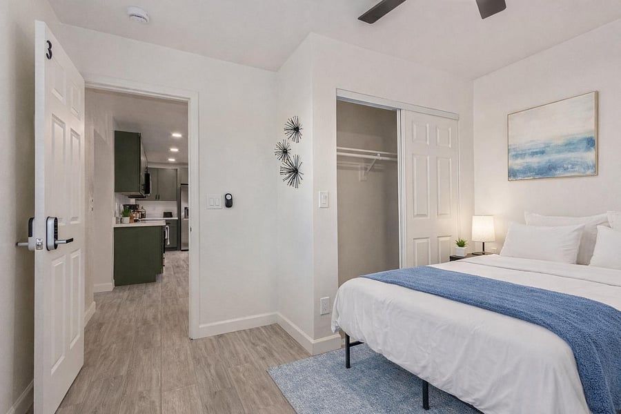 Queen Size Bed,Bedding and rug virtually staged.