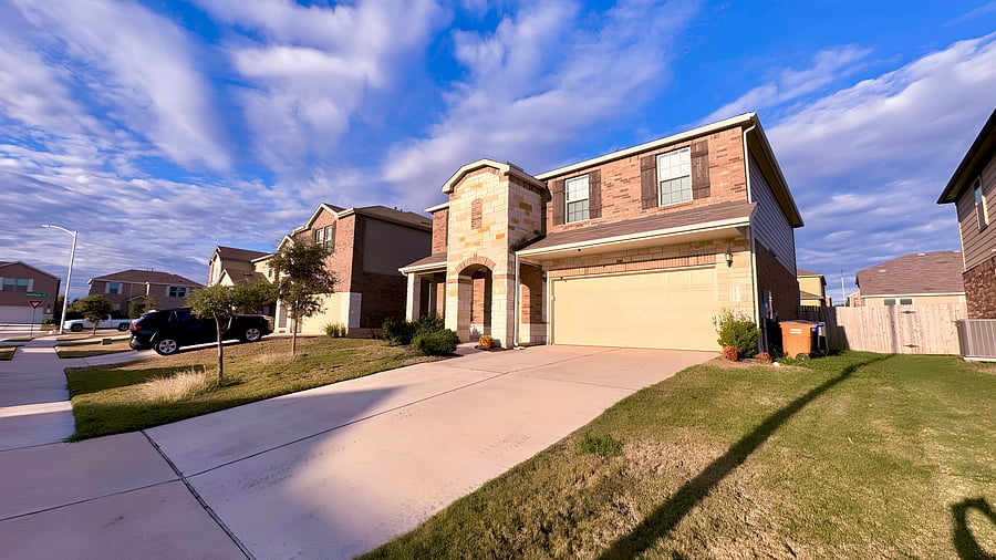 Beautiful home in a quiet Austin community. Just 5 mins from 290/130 and major tech hubs.