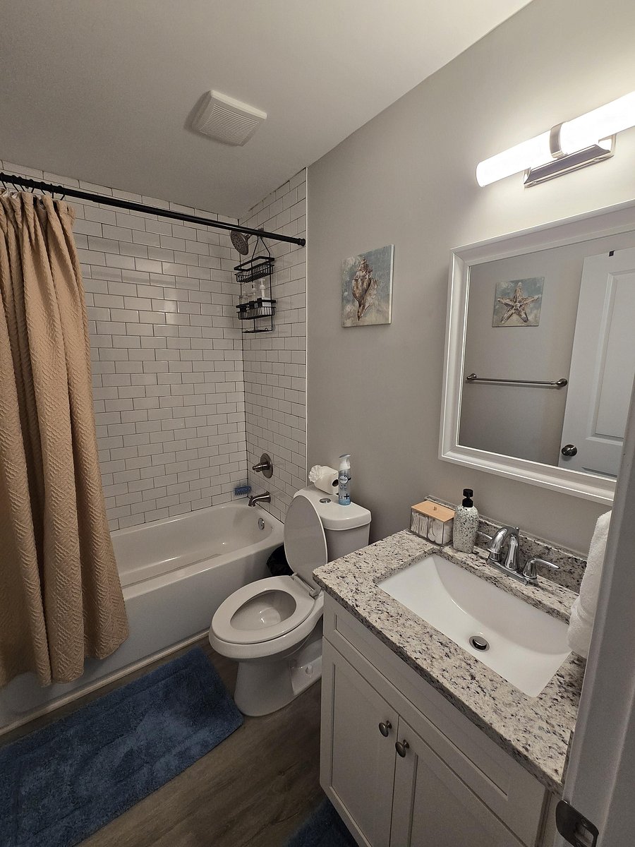 Shared Bathroom
Rooms 1 and 2