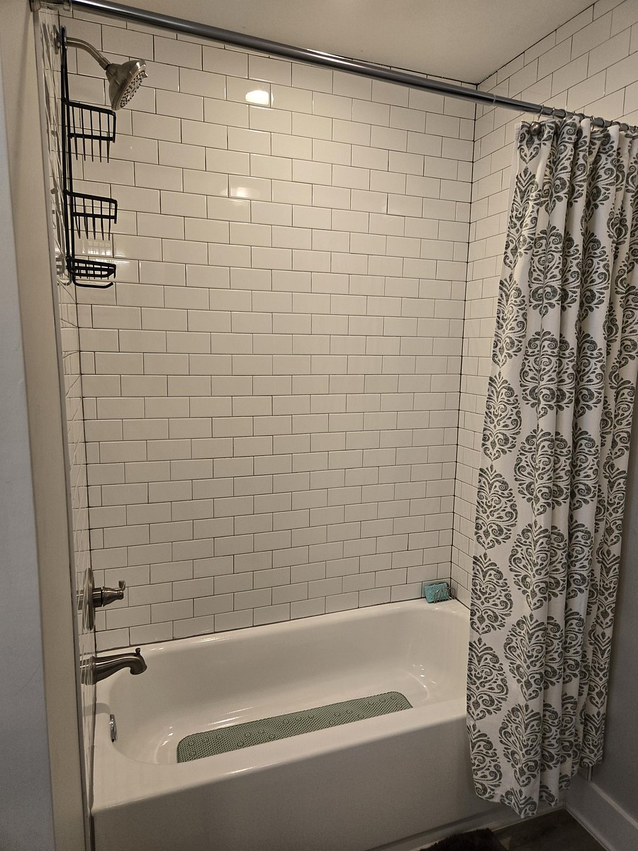Ensuite Bedroom 3 tub/shower combo
