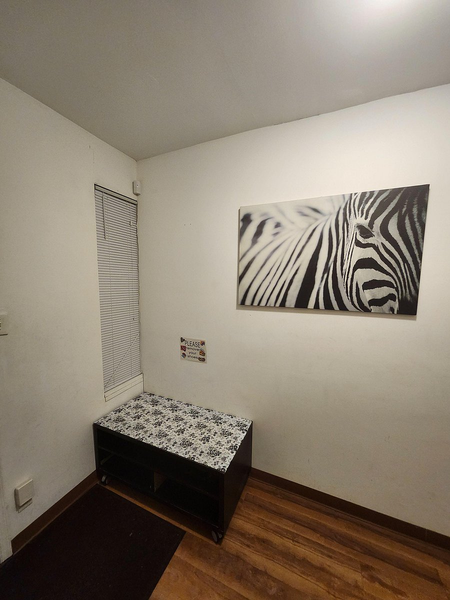Entryway shoe bench