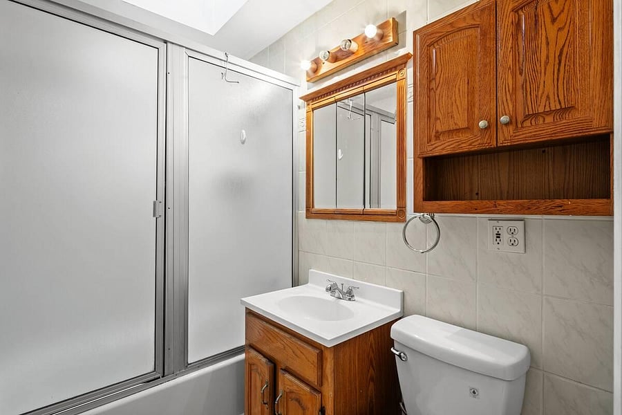 Hallway full bathroom with Tub