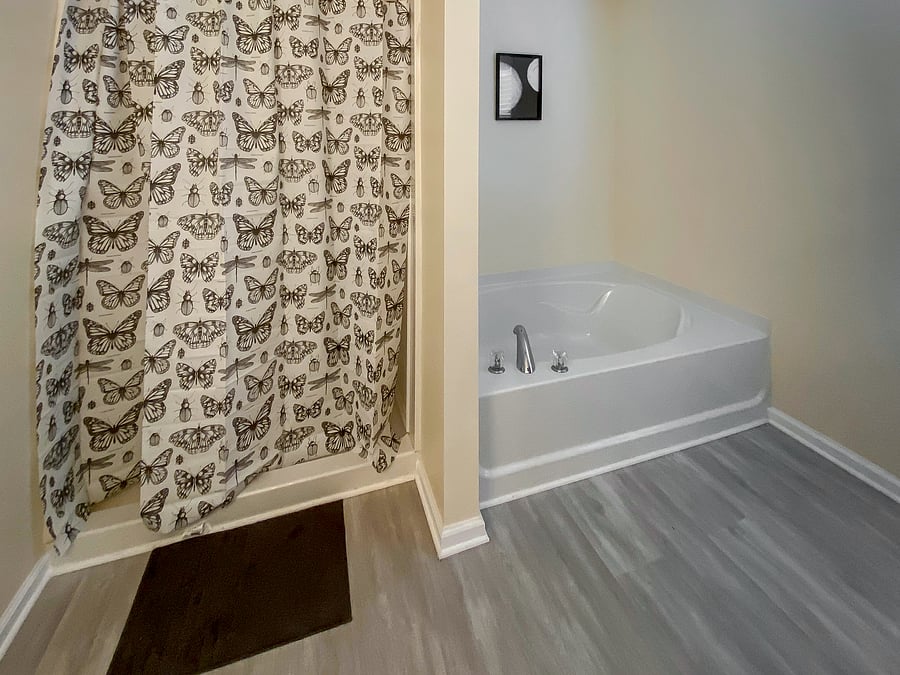 Big master sized shared bathroom
