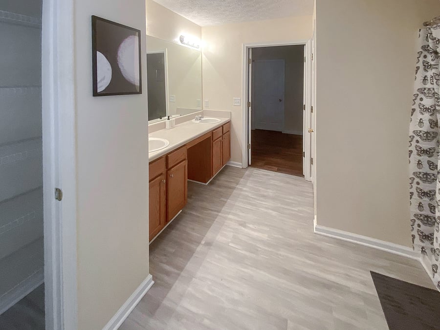 Big master sized shared bathroom
