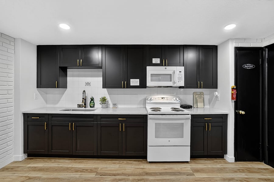 Full kitchen