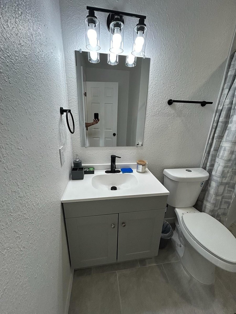 Hallway bath between rooms 1 and 2