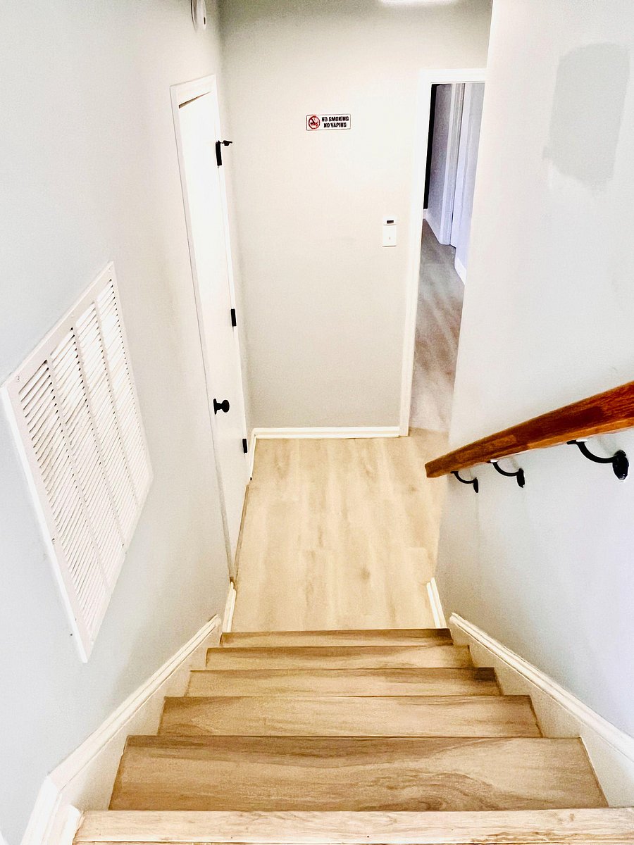 Hallway to go down on 1st floor