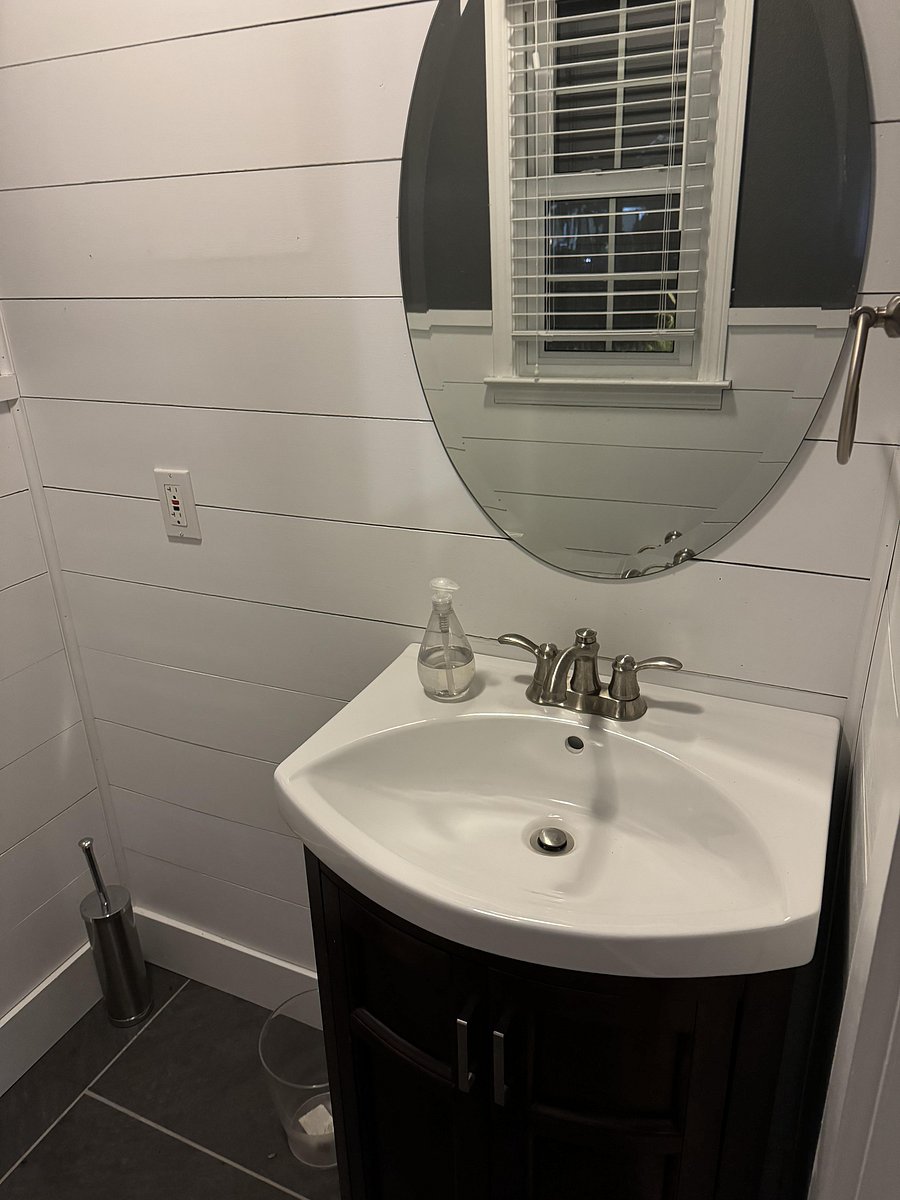 Full Bathroom 3
