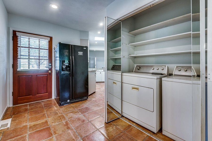 On-site washer & dryer for your convenience -- clean clothes, hassle-free 