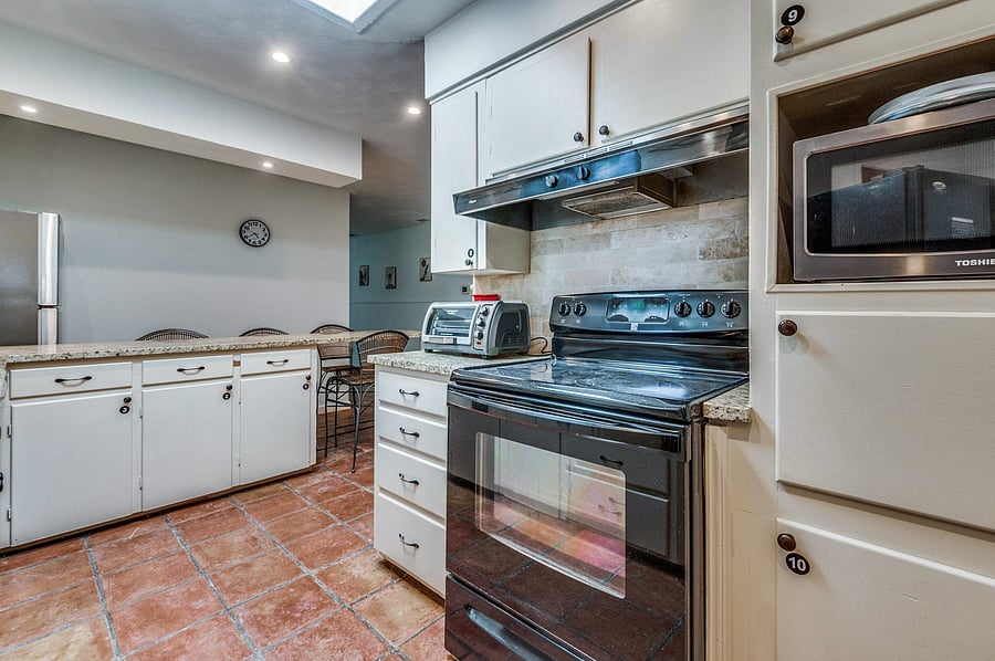 Labeled kitchen cabinets for easy, harmonious living 