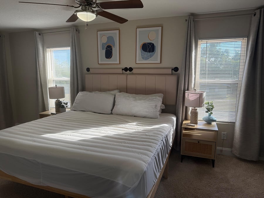 King bed with closet and minisplit