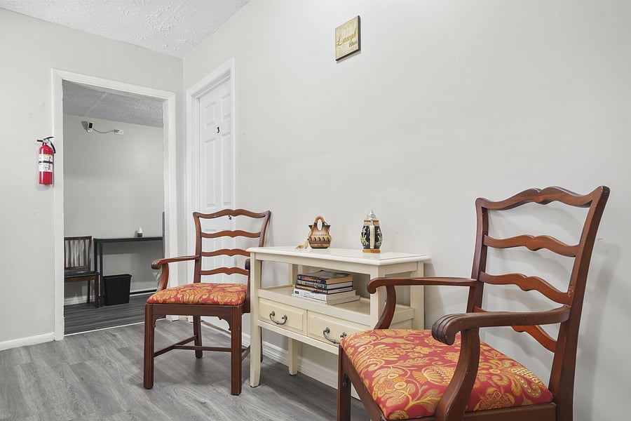Sitting area with books for your leisure!