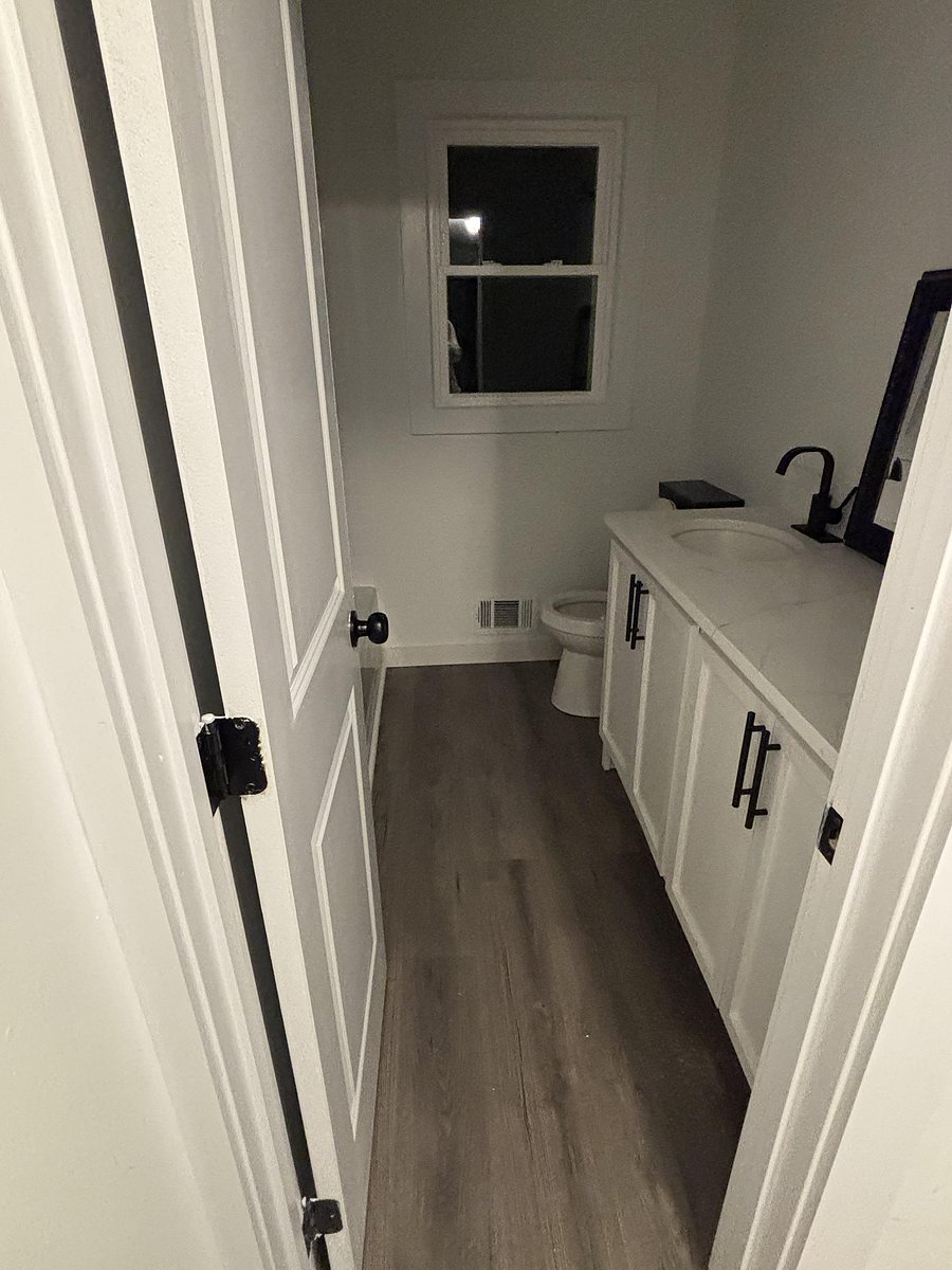 Shared bathroom for rooms 3 and 4.