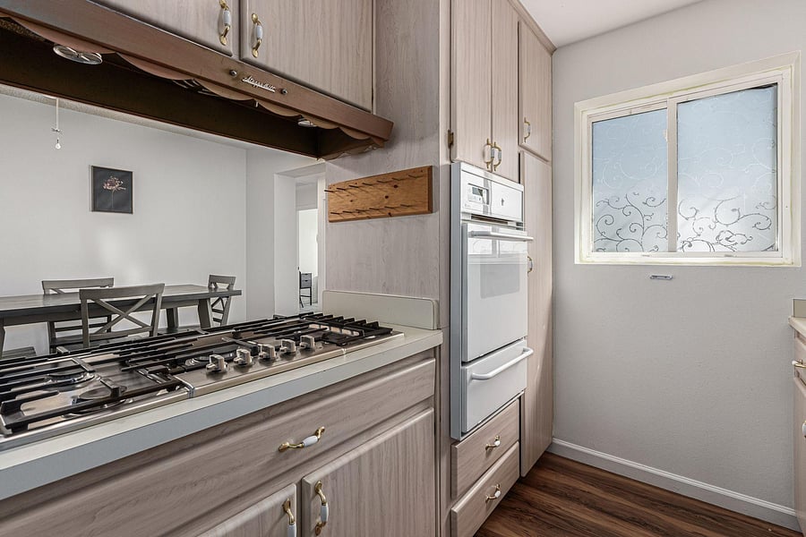 Gas Cooktop, Wall Oven, Overlooks Dining Room