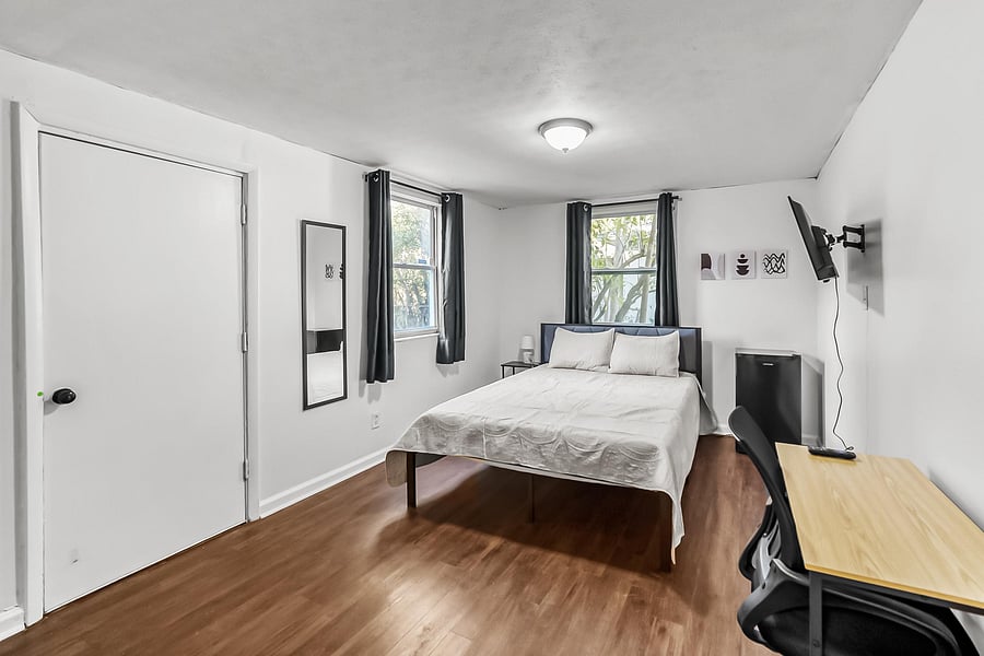 PRIVATE ENTRANCE! Lots of natural light! Desk , 32" T