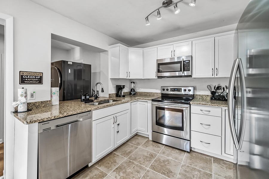 Fully stoked kitchen with all major appliances!