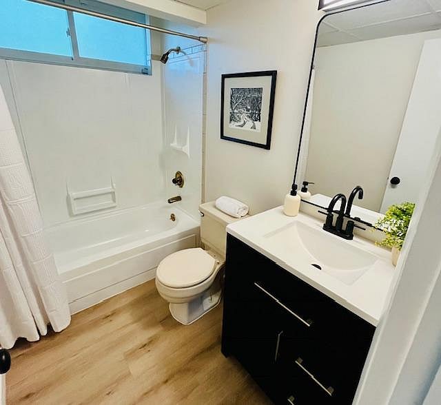 Shared bathroom with good sized vanity, shower/tub, great water pressure