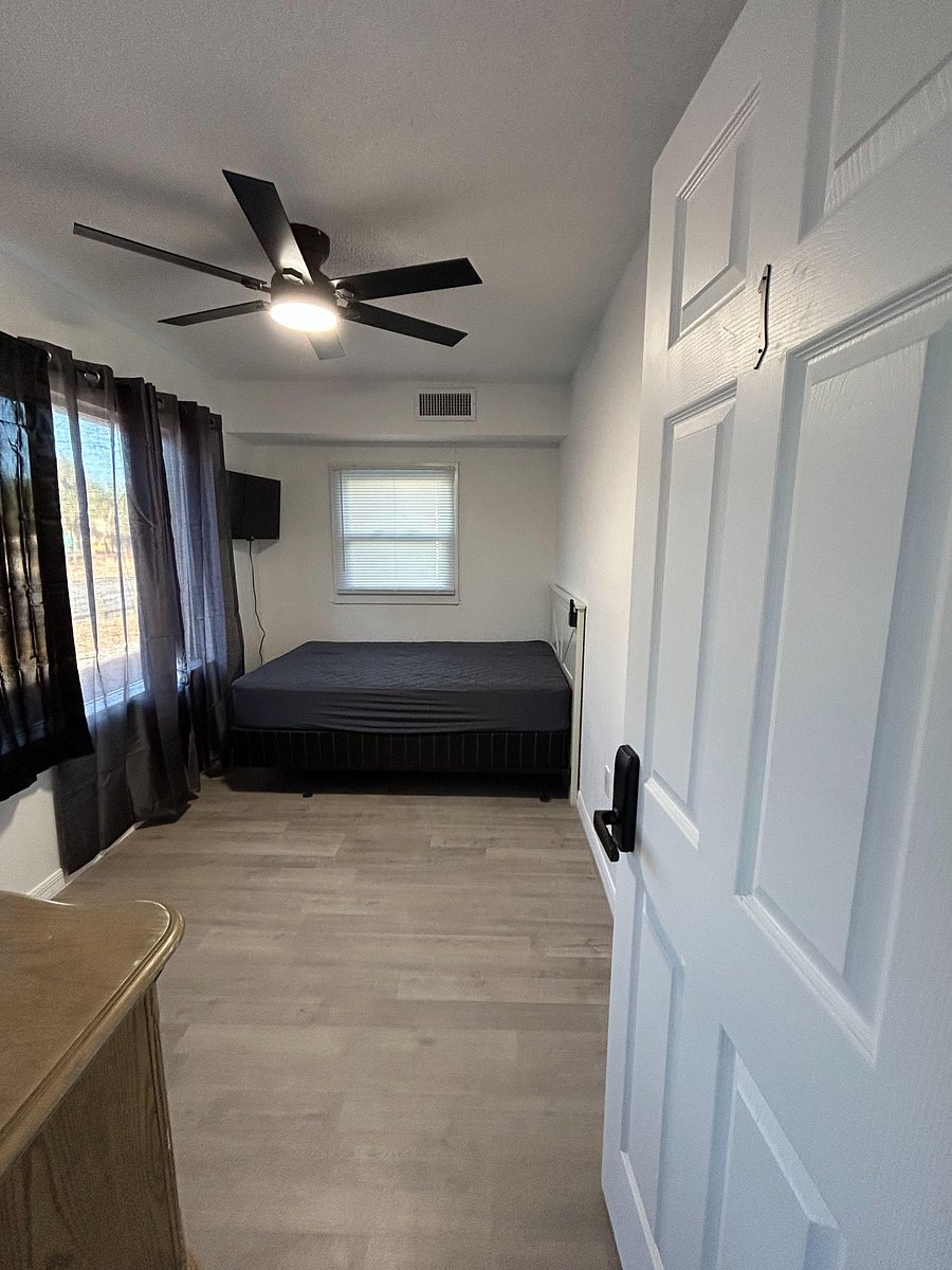Tv, full size bed, fan.