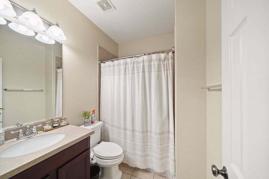Hall Shared/Hallway Bathroom