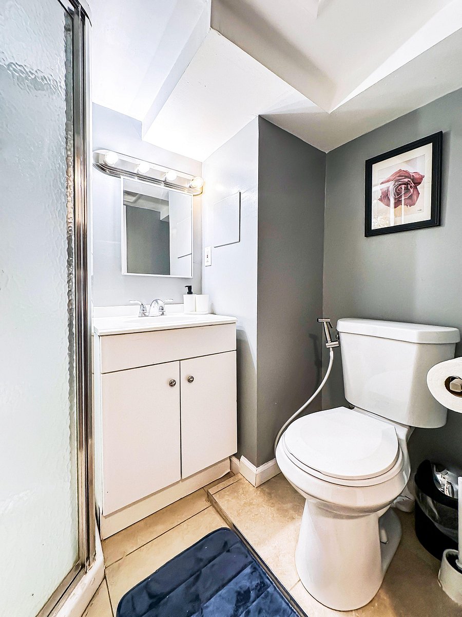 Compact bath with a single-sink vanity, mirrored medicine cabinet, and tub/shower combo for everyday convenience.