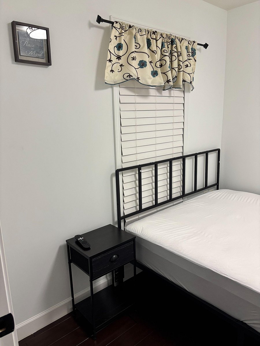 Bedroom 1
Queen size bed