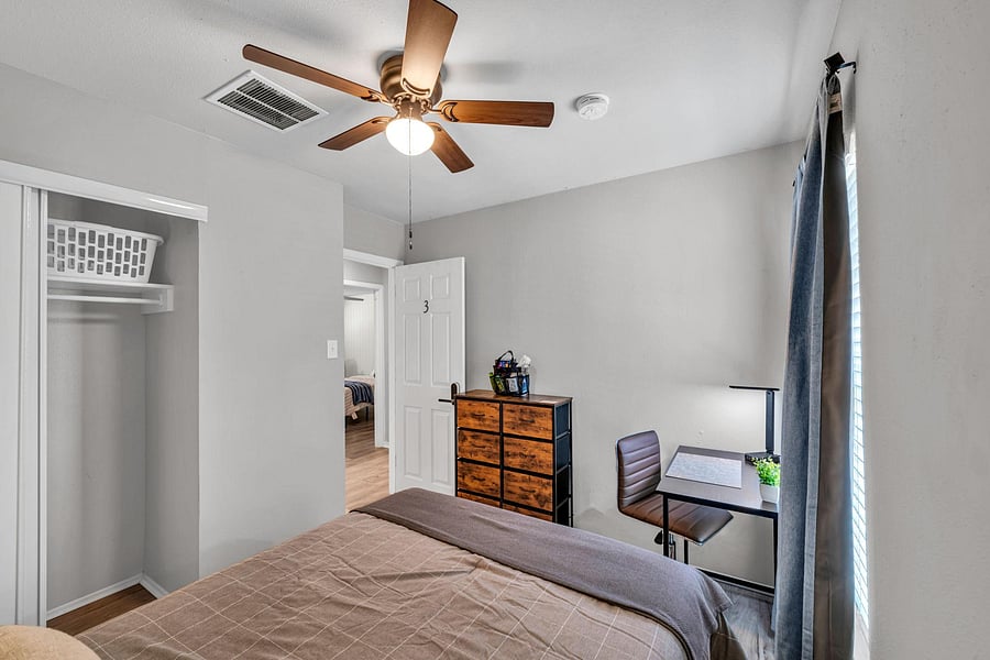 Room
Pecan