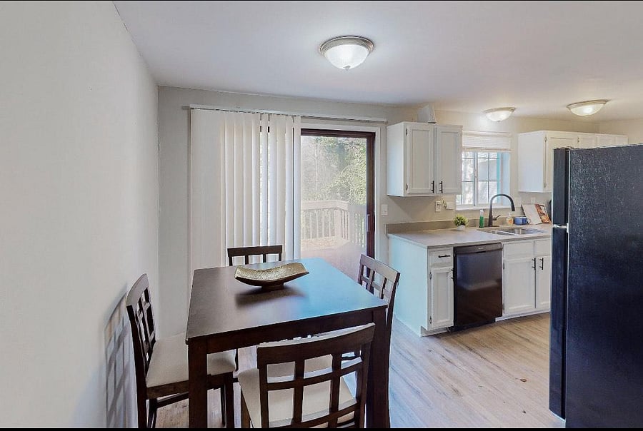 Kitchen & dining area