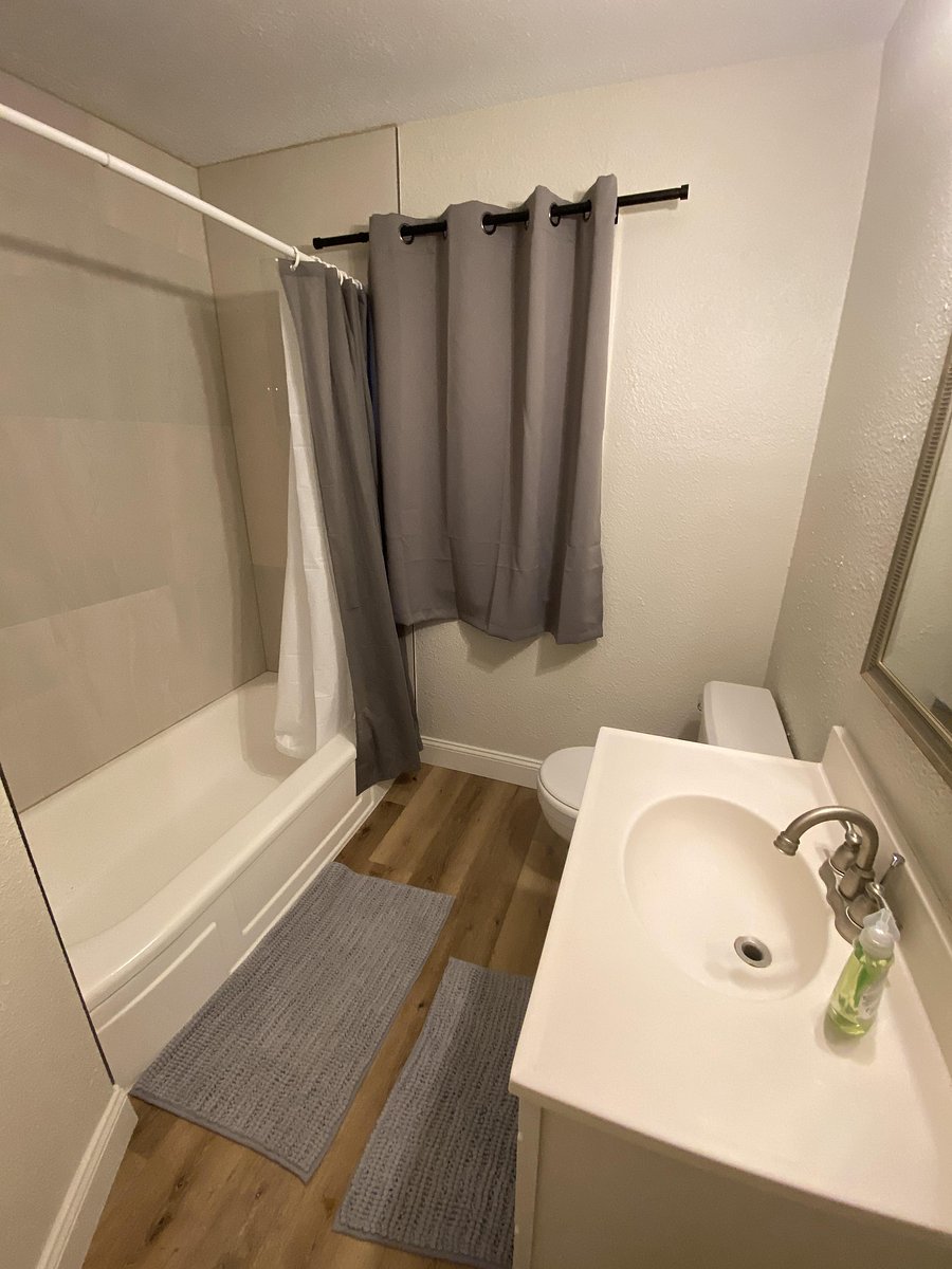 Bathroom between rooms 3&4