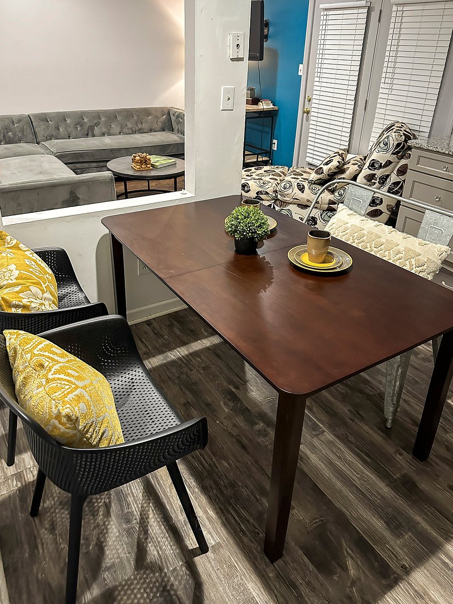eat-in kitchen area