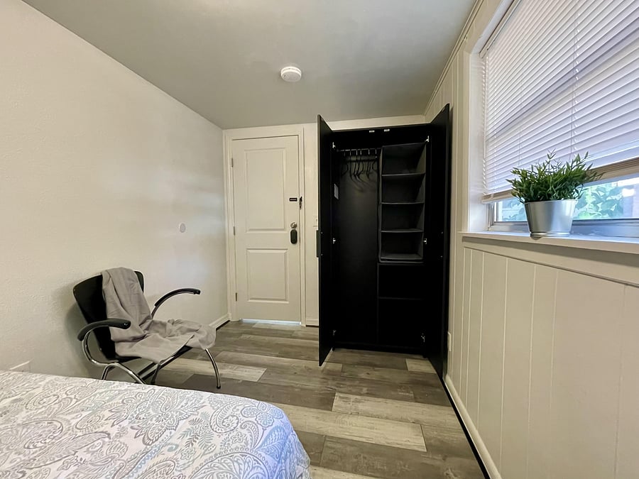 Storage compartments to make the most out of the wardrobe space. Bright space!