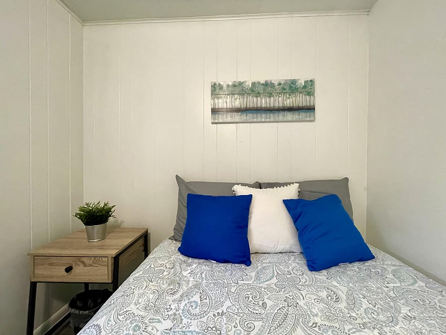 Comfortable room, near main entrance.
Grey bedsheets included!