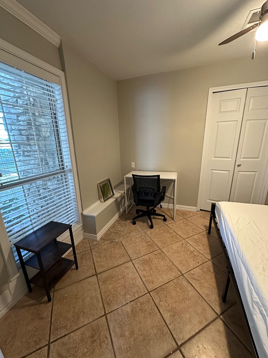 nice room, with view to front yard