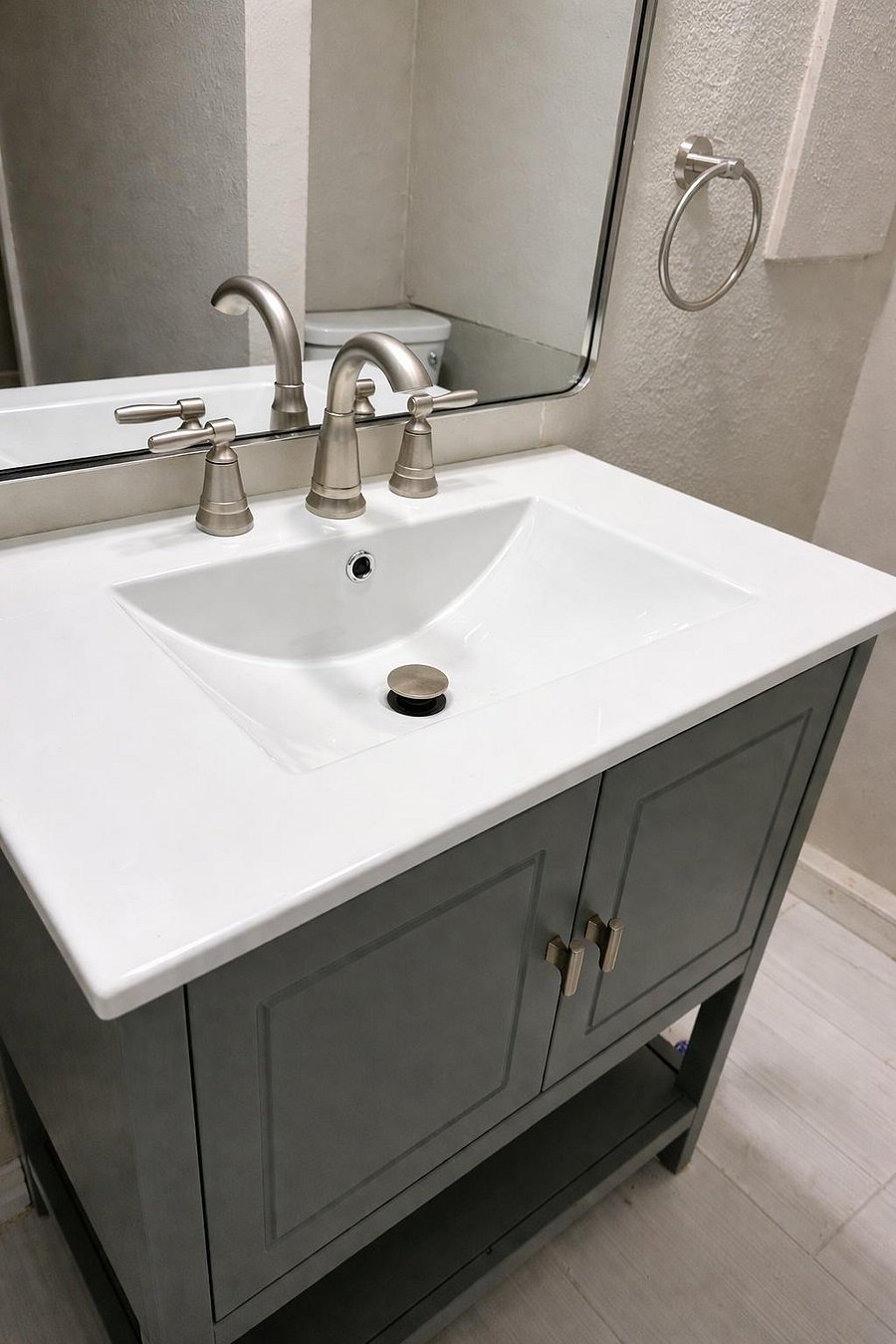Room 6 private bathroom.